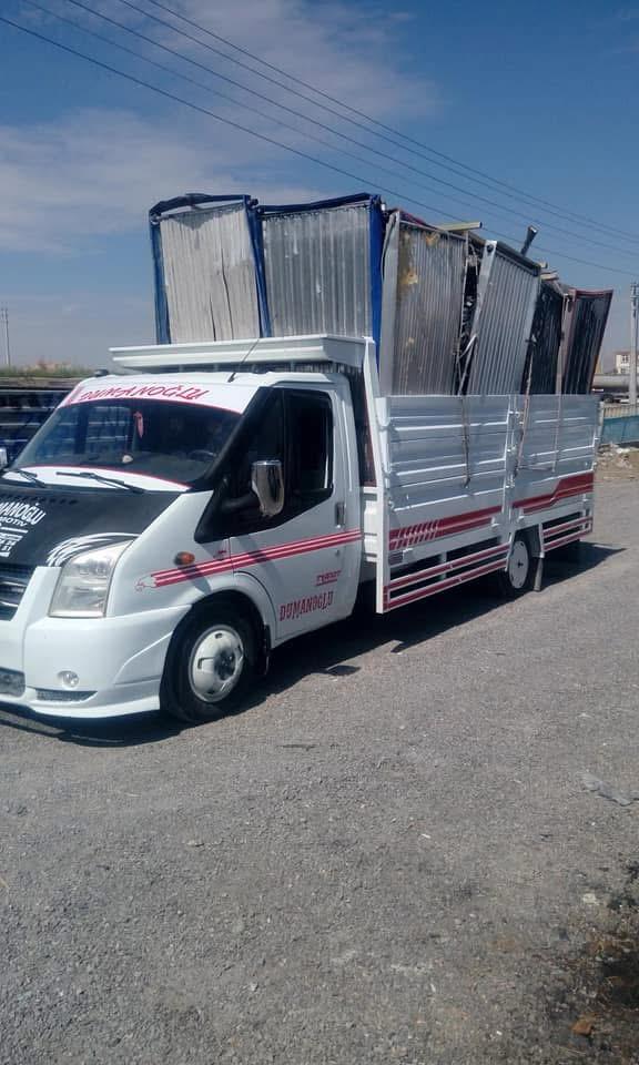 Tarlada hurda tarım makinesi söküm çalışması